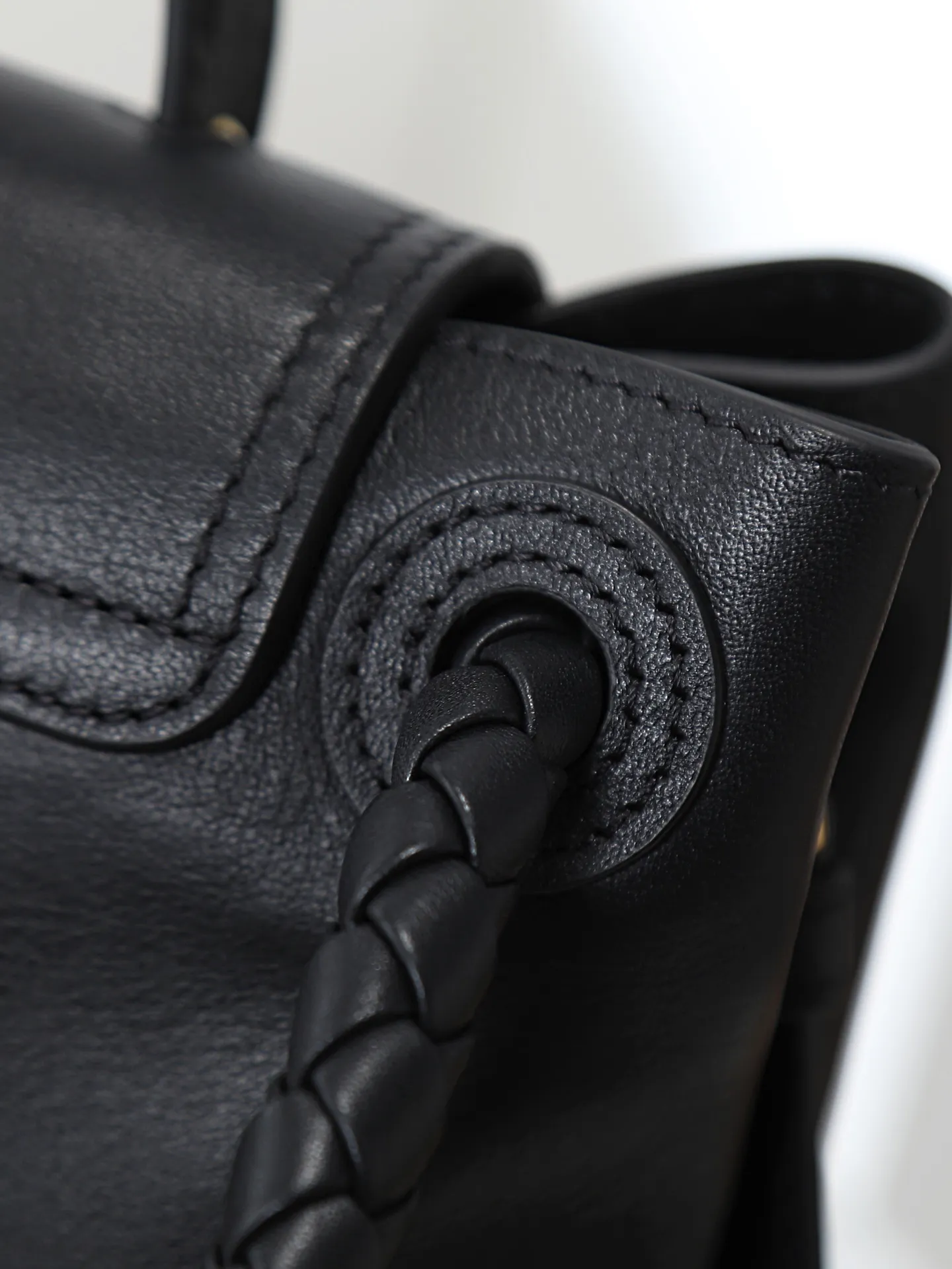 1150. Bottega Veneta's latest Ciao Ciao bag is a two-way flap handbag in silky cowhide, decorated with signature twist details, hidden hook closure, the flap can be fastened to the front, or connected to the INTRECCIATO woven internal pocket, with an adjustable and removable crossbody strap, an internal compartment, and a zippered pocket. The surprise flap has various shapes. Style 1 - Cover the bag surface, exposing the knot and knot decoration. Style 2 - Place the flap inside the bag. A buckle is also designed. Style 3 - The U-shaped position of the top handle in the hand bag. Style No.: 835835 Size: 26*19*10.5cm